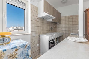 A kitchen with a window, a washing machine, and a sink. - Casa Sapore by BarbarHouse (San Pietro in Bevagna)