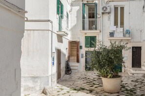 Exterior detail - Il Balconcino del Borgo by BarbarHouse (Monopoli)