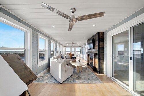 Beachfront, sandbar, 8p sauna, pickleball court, 6BR, outdoor kitchen and more