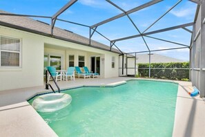 A heated pool - 4BR Home with West Facing Pool and Game Room Near Disney & Shopping (Davenport)