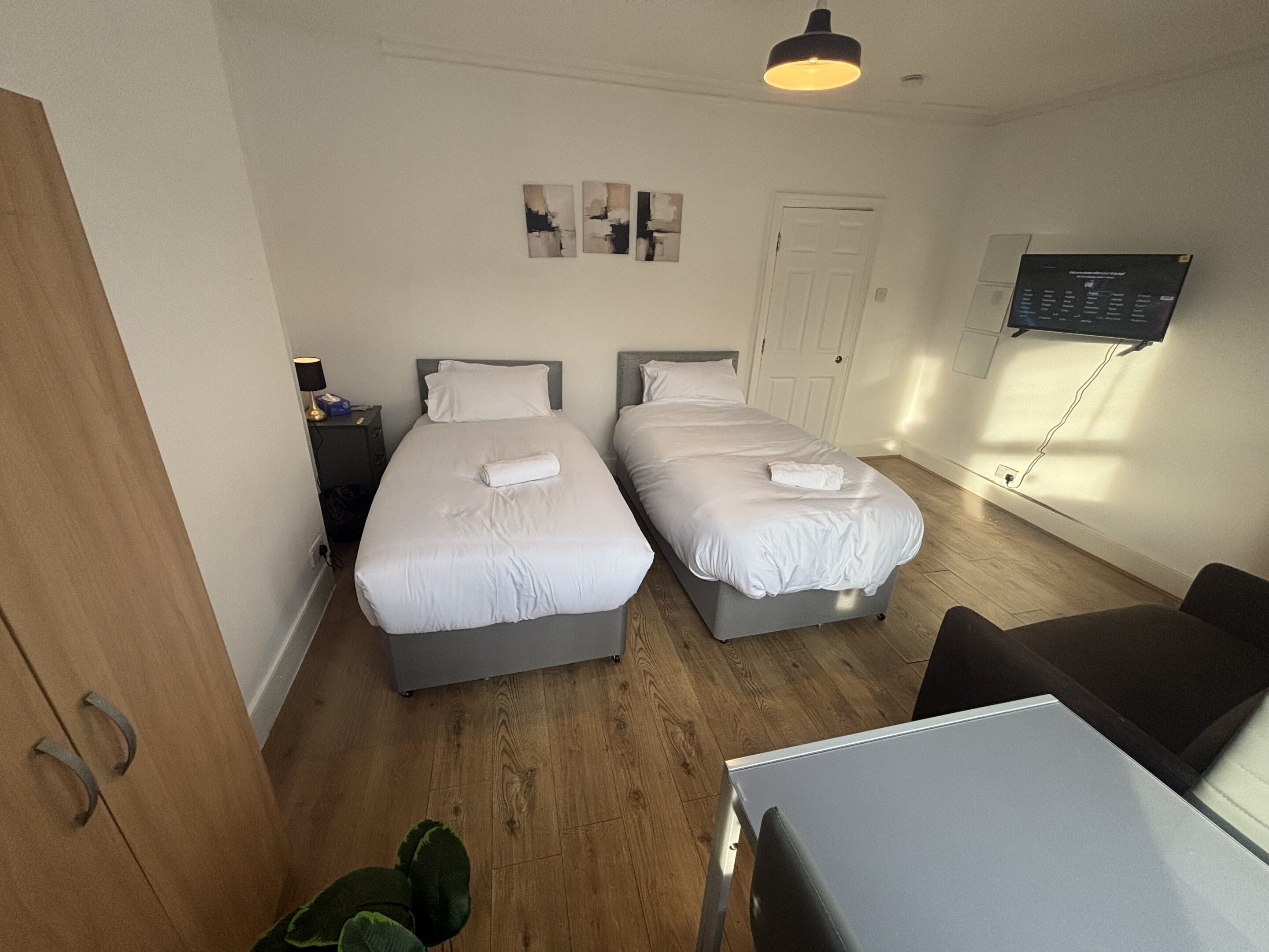 Habitación básica con 2 camas individuales, baño compartido