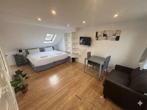 Basic Twin Room, Private Bathroom - Valnay Stays (London)