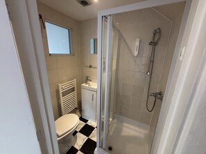 Basic Twin Room, Private Bathroom | Bathroom