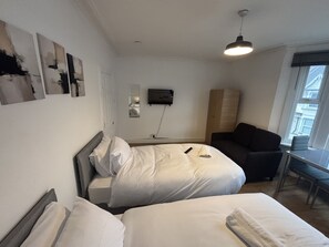 Basic Twin Room, Shared Bathroom - Valnay Stays (London)