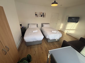 Chambre avec lits jumeaux, salle de bains commune