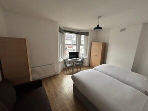 Quarto casal básico, banheiro compartilhado