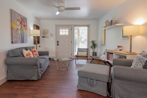 TV, fireplace - Quaint 2BR Escape| Sleeps 5| *Walk to LU Campus* (Lynchburg)