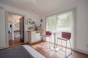 Desk, iron/ironing board, WiFi, bed sheets - Quaint 2BR Escape| Sleeps 5| *Walk to LU Campus* (Lynchburg)