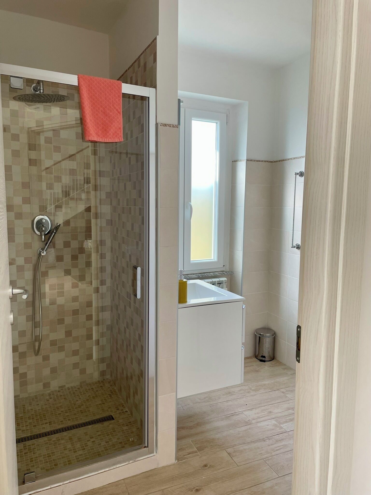 Bruser, hårtørrer, bidet, håndklæder