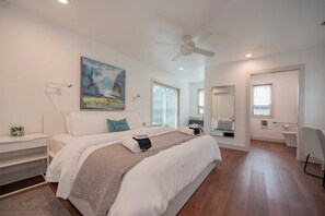 1 bedroom, desk, iron/ironing board, WiFi - Central *ADA* Unit | King Bed | Walk to LU & Shops (Lynchburg)