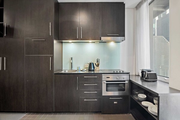 Apartment | Private kitchen - Stylish Central Studio With Gym (Melbourne)
