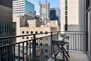 Apartment | Balcony - Stylish Central Studio With Gym (Melbourne)