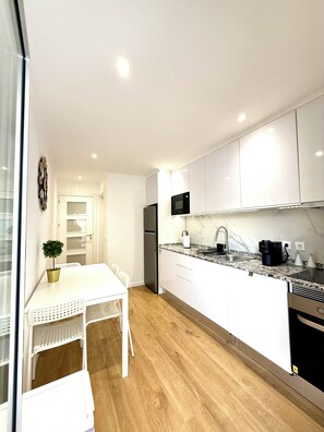 Wasserkocher mit Kaffee-/Teezubehör, Kühlschrank, Mikrowelle, Ofen