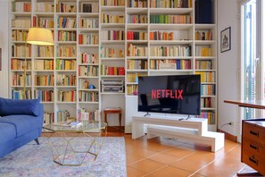 TV connectée, livres, médiathèque, vidéothèque