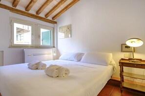 3 bedrooms, desk, iron/ironing board, travel cot - Elegantis.it Monti Penthouse With Private Terrace (Rome)