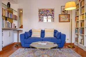 Smart TV, books, music library, video library - Elegantis.it Monti Penthouse With Private Terrace (Rome)