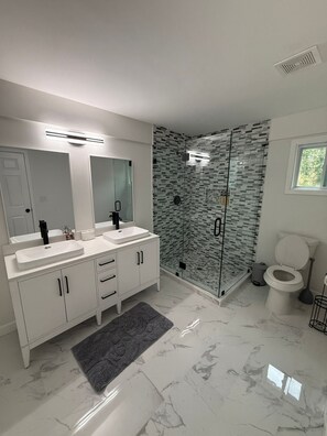 Hair dryer, towels, soap, toilet paper - Delightful 3-bedroom house in charming Tucker (Tucker)