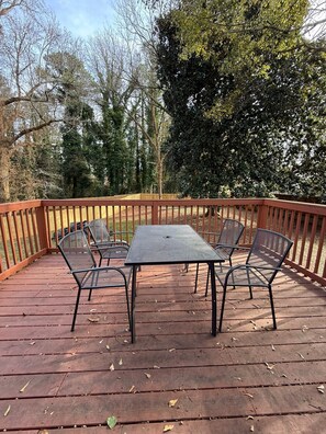 Outdoor dining - Delightful 3-bedroom house in charming Tucker (Tucker)