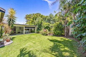 Apartment | Property grounds - Family Home Near Cafes and Surf Beaches (Sunshine Coast)