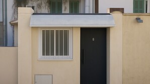 Unclassified image, 3 of 6, button - Albert 1° Cannes near the center (Cannes)