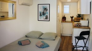 Unclassified image, 5 of 6, button - Albert 1° Cannes near the center (Cannes)
