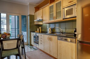 Fridge, microwave, oven, dishwasher - Emma's Place, a Home in Madeira (Funchal)