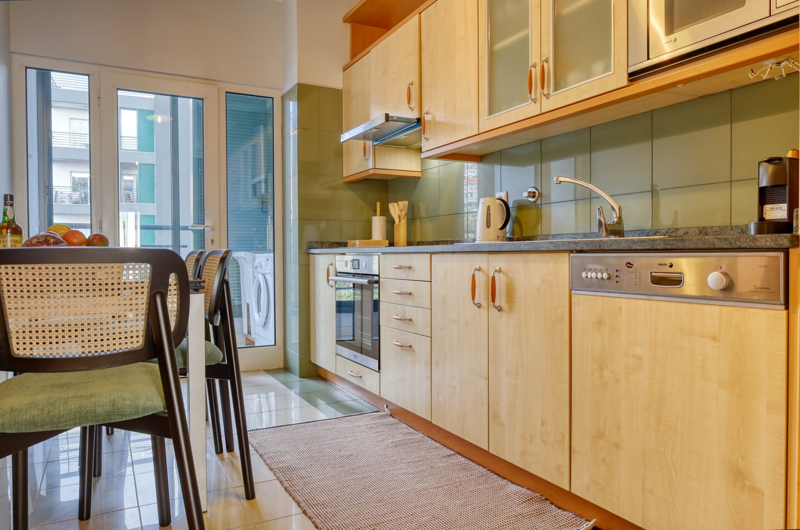 Kjøleskap, mikrobølgeovn, ovn og oppvaskmaskin