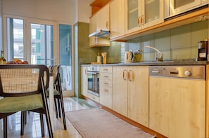 Kühlschrank, Mikrowelle, Ofen, Geschirrspüler