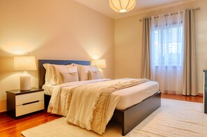 3 bedrooms, iron/ironing board, travel cot, free WiFi - Emma's Place, a Home in Madeira (Funchal)