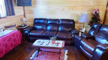 Classic Suite, Valley View | Living area