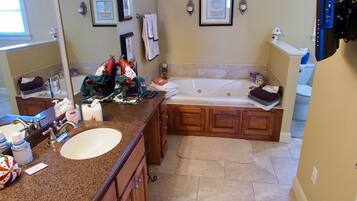 Luxury-Suite, Talblick | Badezimmer | Haartrockner, Handtücher, Seife, Shampoo