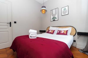 2 bedrooms, laptop workspace, iron/ironing board, bed sheets - Elegant Apartment - Montorgueil - Le Marais (Paris)