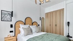 Ein Schlafzimmer mit Bett, Nachttisch und Kleiderschrank.