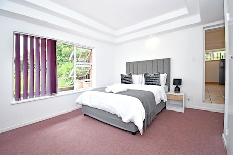 1 bedroom, iron/ironing board, WiFi, bed sheets. Spacious private 1 bedroom Guest House, WI-FI, Near Sandton CBD & Free Parking