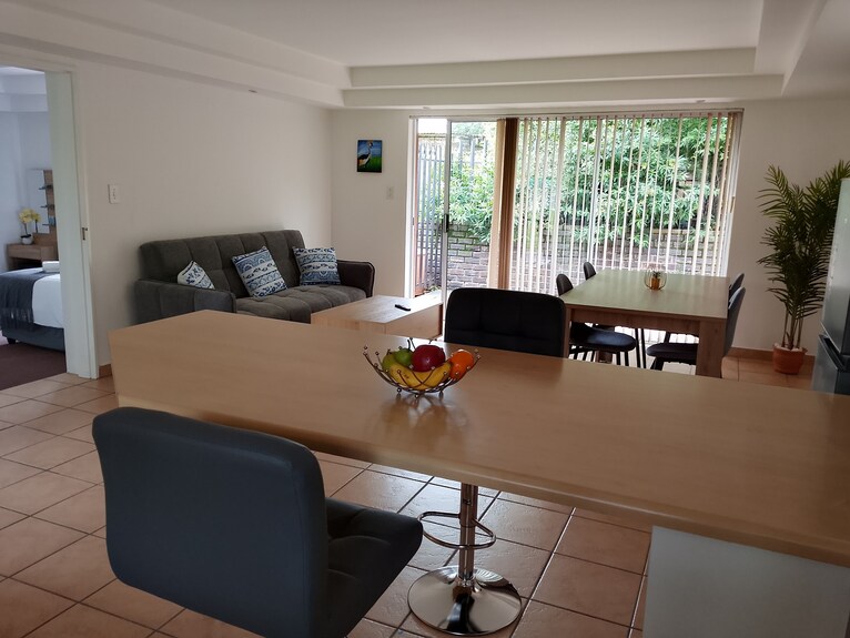 Spacious Private 1 Bedroom Guest House, Wi-fi, Near Sandton Cbd & Free Parking - Sandton