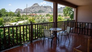 Un balcón con vistas a una montaña y al pueblo.