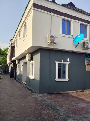 Exterior - Welcoming 1-bedroom apartment with AC in vibrant (Ikeja)