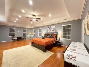 Tabla de planchar con plancha, wifi y ropa de cama 