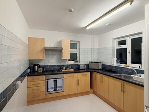 Een magnetron, een oven, een koffiezetapparaat/waterkoker