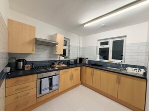 Kjøleskap, mikrobølgeovn, ovn og vannkoker