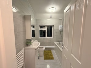 Hair dryer, towels, soap, shampoo - Large Cozy 3 Bed Apt | Close to City Centre | Private Parking | Fast wifi (Southampton)