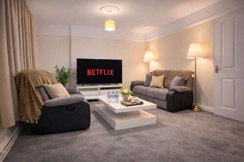 Large Cozy 3 Bed Apt | Close to City Centre | Private Parking | Fast wifi