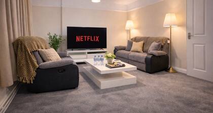 Large Cozy 3 Bed Apt | Close to City Centre | Private Parking | Fast wifi