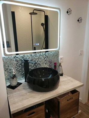 تجهيزات دش، مجففات شعر، مناشف، ورق حمّام