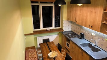 Casa familiar, balcón, vistas al jardín | Cocina privada