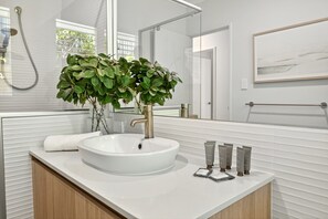 Apartment | Bathroom | Towels - Coastal Luxe 4-bed House in Madora Bay (Perth)