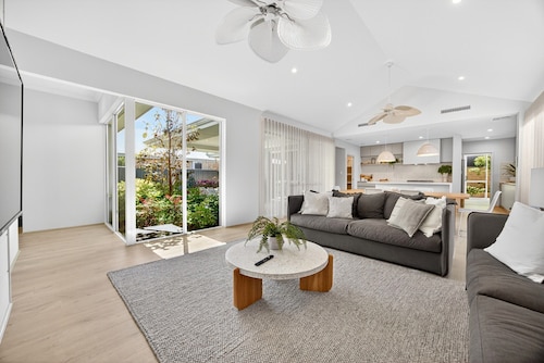 Coastal Luxe 4-bed House in Madora Bay