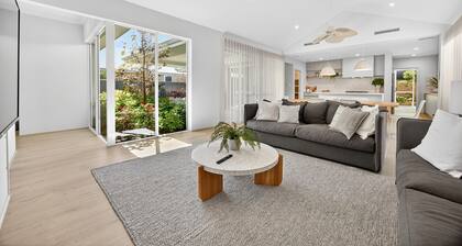 Coastal Luxe 4-bed House in Madora Bay