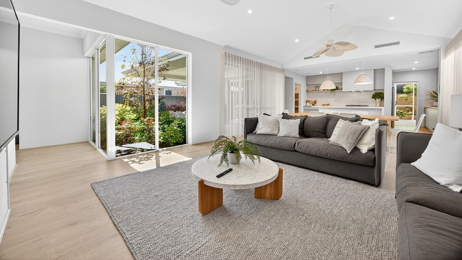 Coastal Luxe 4-bed House in Madora Bay