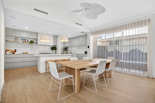 Apartment | Dining - Coastal Luxe 4-bed House in Madora Bay (Perth)